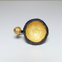 Ring mit zwei abgeformten Eicheln, in Silber 925/- gegossenen, feinvergoldet und geschw&auml;rzt 375.-&euro;