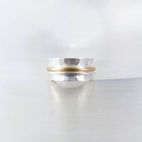 Ring in Silber 925/- mit 2 beweglichen Ringen, 1 Ring mit einer massiven Bel&ouml;tung in Rotgold 750/-, &euro; 250.-