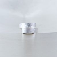 Ring in Silber 925/-, gepr&auml;gte Oberfl&auml;che, Streifenbreite 5 mm, &euro; 100.-