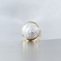 Ring in Silber 925/-, Abgu&szlig; eines Schneckenh&auml;uschens, in Gold 750/- gefasst, &euro; 400.-